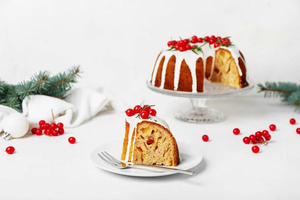Тарелка Кусочком Вкусного Рождественского Торта Светлом Фоне — стоковое фото