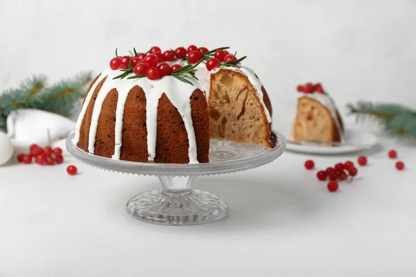 Support Dessert Avec Délicieux Gâteau Noël Sur Fond Clair — Photo