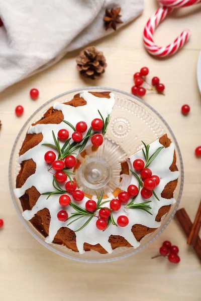 Postre Con Sabroso Pastel Navidad Sobre Fondo Madera Clara — Foto de Stock