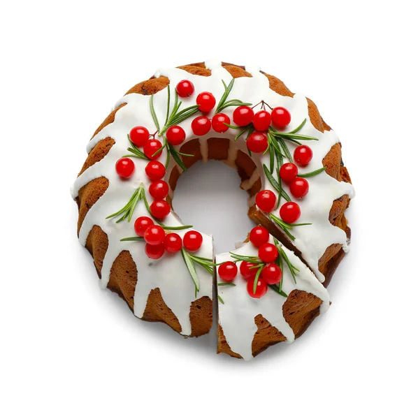 白い背景に隔離されたクランベリーとおいしいクリスマスケーキ — ストック写真