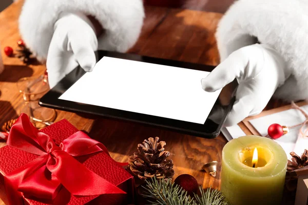 Papai Noel Segurando Tablet Computador Mesa Madeira Close — Fotografia de Stock