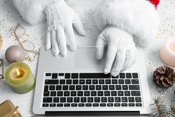 Santa Claus Using Laptop White Table Closeup — Stock Photo, Image