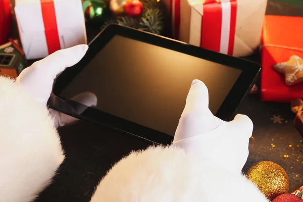 Papai Noel Com Computador Tablet Mesa Close — Fotografia de Stock
