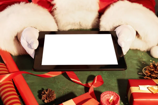 Papai Noel Com Computador Tablet Mesa Verde Close — Fotografia de Stock