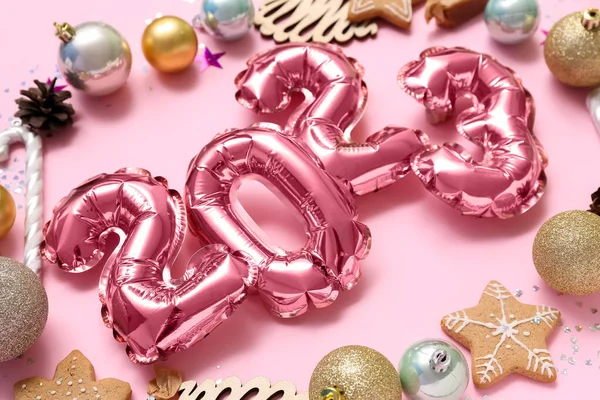 Figure 2023 Made Foil Balloons Christmas Decor Treats Pink Background — Stock Photo, Image