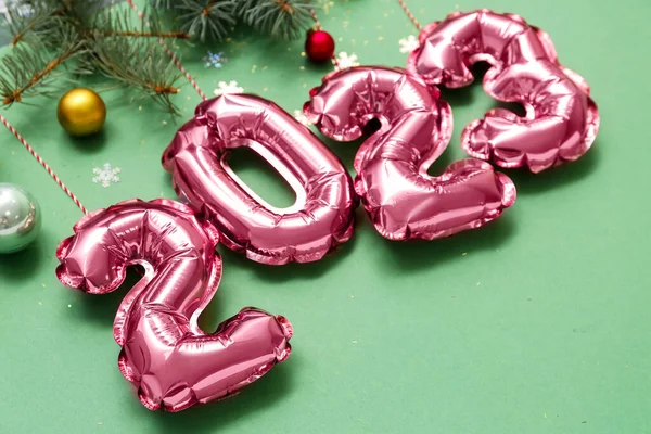Figuur 2023 Gemaakt Van Folie Ballonnen Met Kersttakken Ballen Groene — Stockfoto