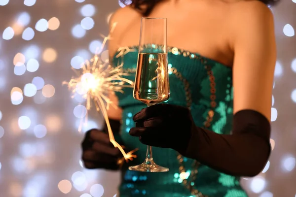 Жінка Елегантній Сукні Келихом Шампанського Палаючим Іскристом Різдвяних Вогнях Крупним — стокове фото