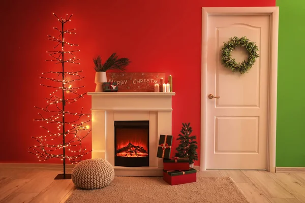 Εσωτερικό Σαλόνι Λευκή Πόρτα Τζάκι Και Χριστουγεννιάτικο Δέντρο — Φωτογραφία Αρχείου