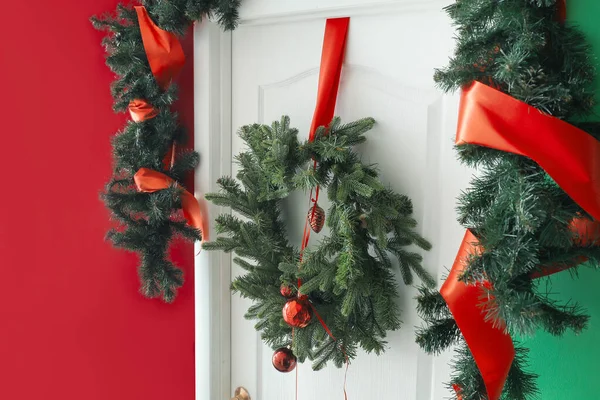 Білі Двері Різдвяним Вінком Ялинковими Гілками Залі — стокове фото
