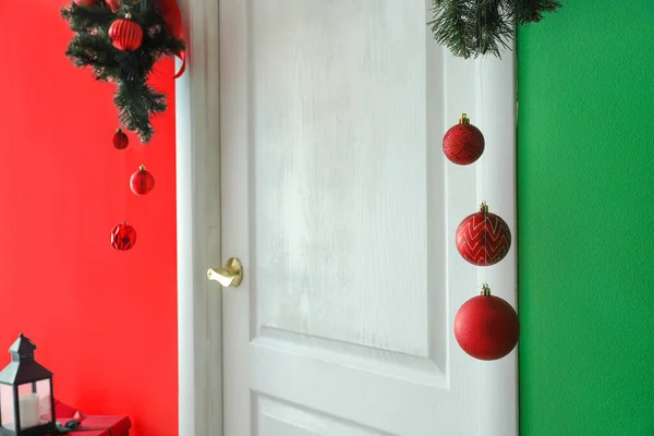 Puerta Blanca Con Bolas Navidad Ramas Abeto Pasillo Primer Plano —  Fotos de Stock