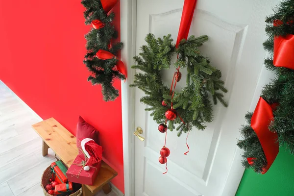 Белая Дверь Рождественским Венком Еловыми Ветвями Зале — стоковое фото
