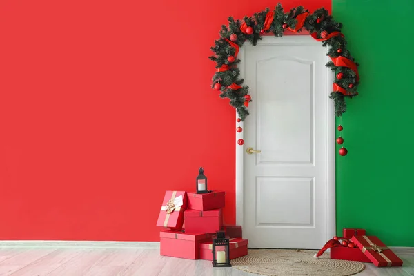 Puerta Blanca Con Ramas Navidad Regalos Linternas Sala —  Fotos de Stock