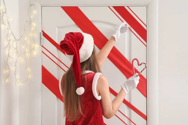 Mujer Joven Traje Santa Con Bastones Caramelo Cerca Puerta Blanca —  Fotos de Stock