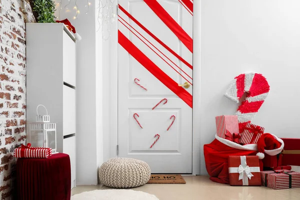 Innenraum Mit Weißer Tür Weihnachtsdekoration Und Geschenken — Stockfoto