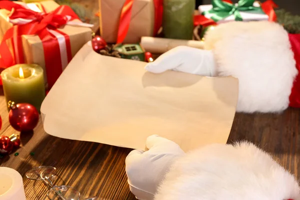 サンタクロースは木製のテーブルの上に空白の手紙を持って クローズアップ — ストック写真