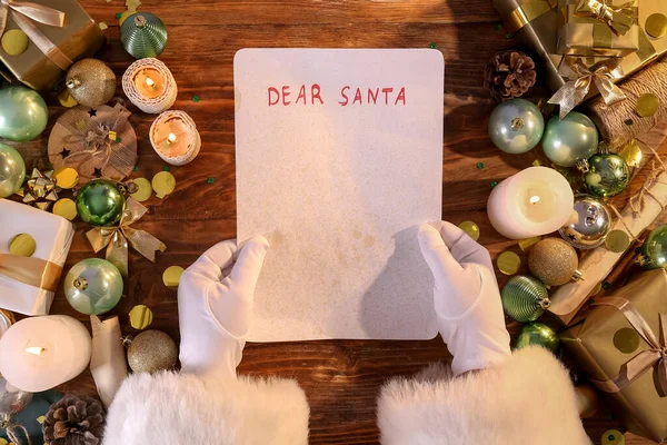 Claus Κρατώντας Επιστολή Κείμενο Dear Santa Ξύλινο Τραπέζι Πάνω Όψη — Φωτογραφία Αρχείου