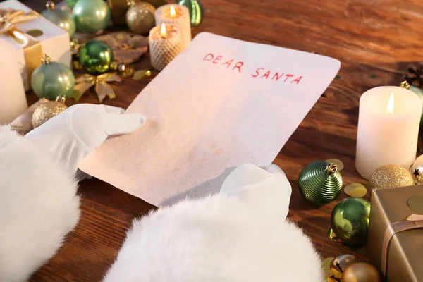 Κλάους Κρατώντας Επιστολή Κείμενο Dear Santa Ξύλινο Τραπέζι Closeup — Φωτογραφία Αρχείου