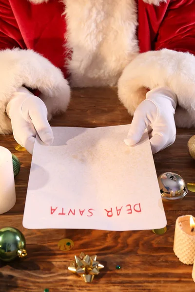 Κλάους Κρατώντας Επιστολή Κείμενο Dear Santa Ξύλινο Τραπέζι Closeup — Φωτογραφία Αρχείου