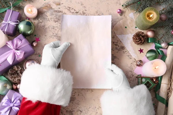 Άγιος Βασίλης Κρατώντας Κενό Γράμμα Στο Τραπέζι Grunge Χριστουγεννιάτικη Διακόσμηση — Φωτογραφία Αρχείου