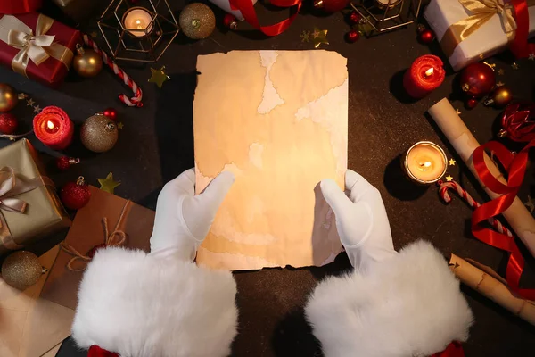 Kerstman Met Blanco Brief Zwarte Tafel Met Kerstdecor Bovenaanzicht — Stockfoto