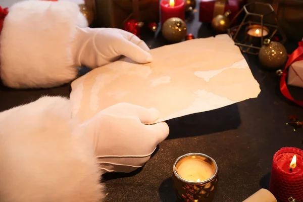 Kerstman Met Blanco Brief Zwarte Tafel Close — Stockfoto