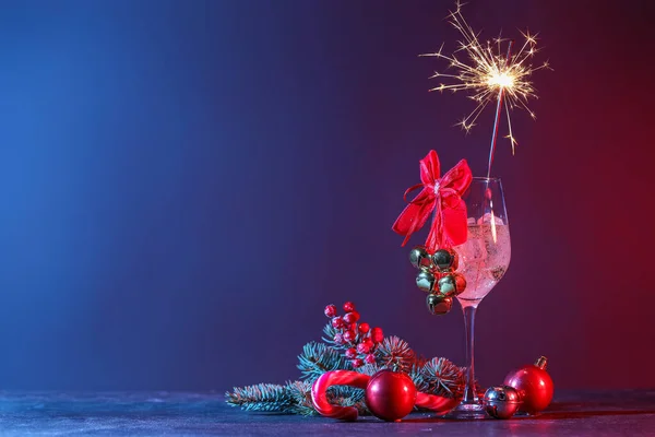 クリスマスの輝きと暗い背景の装飾を持つシャンパンのガラス — ストック写真