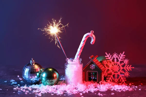 Frasco Com Espumante Natal Decoração Neve Fundo Escuro — Fotografia de Stock