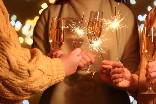 Frauen Mit Wunderkerzen Und Champagnergläsern Gegen Verschwommenes Licht Nahaufnahme — Stockfoto