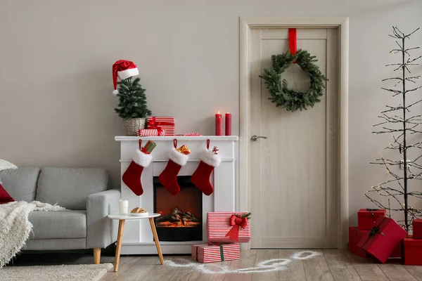 Interieur Des Wohnzimmers Mit Holztür Kamin Und Weihnachtsdekor — Stockfoto