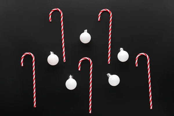 Tatlı Bastonlu Kompozisyon Koyu Arkaplanda Noel Topları — Stok fotoğraf