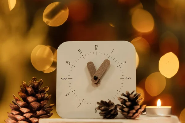Orologio Con Coni Abete Contro Luci Natale Sfocate Primo Piano — Foto Stock