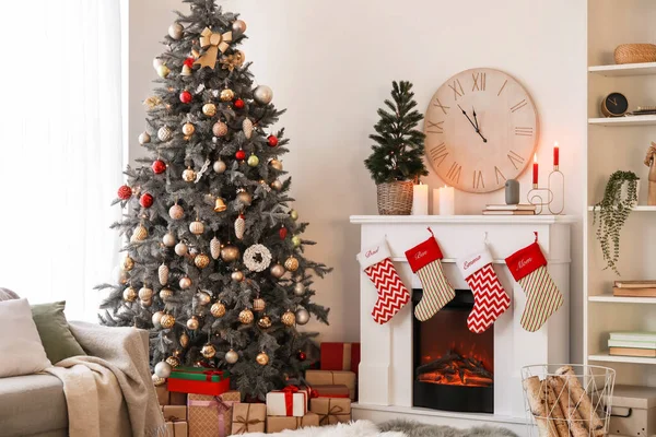 Interieur Woonkamer Met Grote Klok Open Haard Kerstbomen — Stockfoto