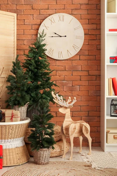 クリスマスツリーと木製のトナカイとリビングルームのインテリア — ストック写真