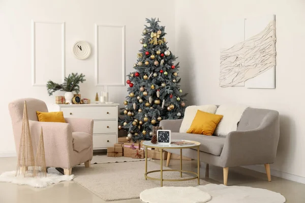 Oturma Odasının Içinde Saatler Kanepe Noel Ağacı Var — Stok fotoğraf