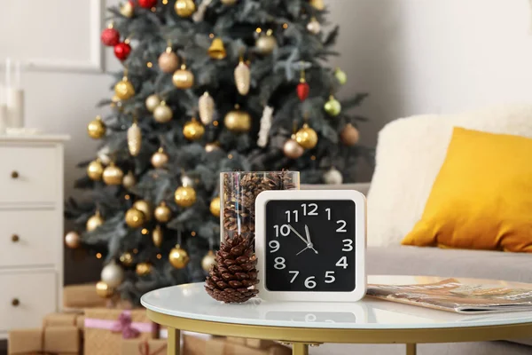 Clock Fir Cones Table Living Room Decorated Christmas Closeup — Stock Photo, Image