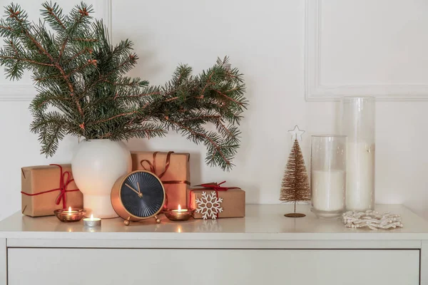 Réveil Bougies Cadeaux Noël Vase Avec Branches Sapin Sur Étagère — Photo