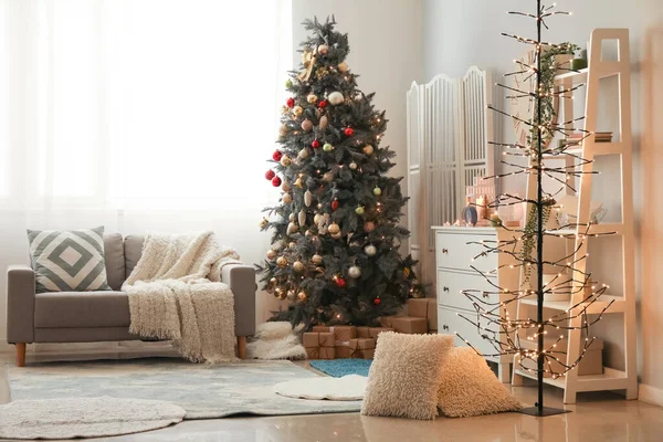 Interior Sala Estar Com Árvore Natal Gavetas Lâmpada Brilhante — Fotografia de Stock