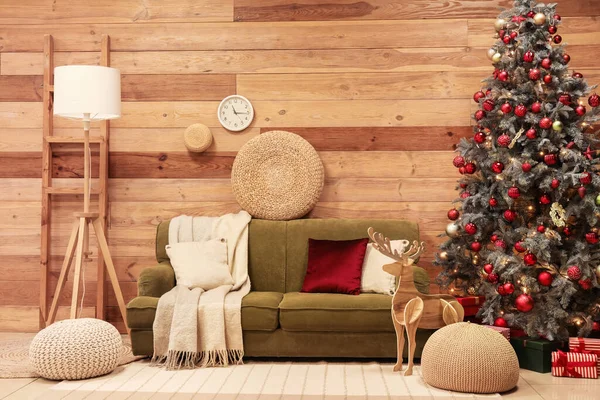 ソファ 木製のトナカイとクリスマスツリー付きのリビングルームのインテリア — ストック写真