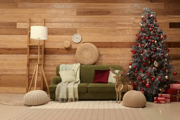 Interior Del Salón Con Sofá Reno Madera Árbol Navidad — Foto de Stock