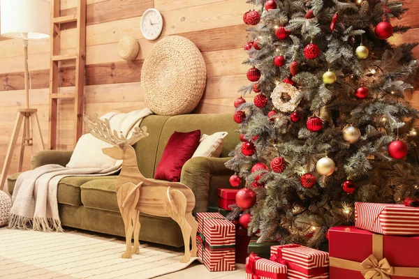 ソファ 木製のトナカイとクリスマスツリー付きのリビングルームのインテリア — ストック写真
