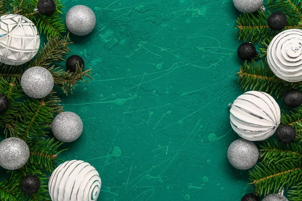 Samenstelling Met Sparren Takken Verschillende Kerstballen Kleur Achtergrond Close — Stockfoto