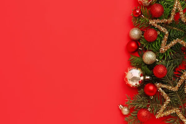 Σύνθεση Κλαδιά Ελάτης Και Όμορφη Χριστουγεννιάτικη Διακόσμηση Κόκκινο Φόντο — Φωτογραφία Αρχείου