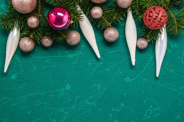 Renk Arkaplanı Üzerine Köknar Dalları Noel Süslemeleri Içeren Kompozisyon — Stok fotoğraf