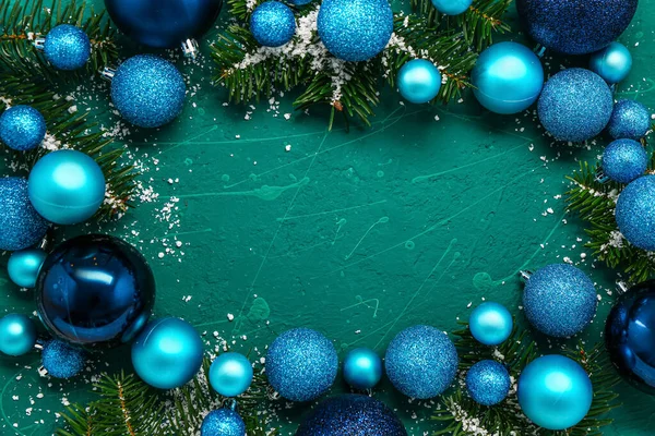 色の背景に美しいクリスマスボールとモミの枝で作られたフレーム — ストック写真
