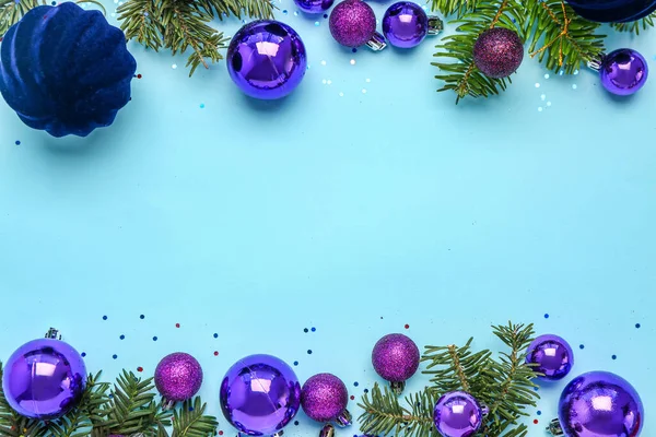 色の背景にクリスマスの装飾やモミの枝と美しい組成 — ストック写真