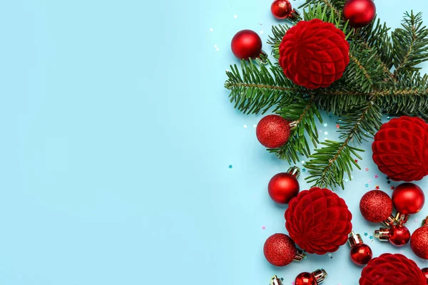 Samenstelling Met Mooie Kerstballen Sparren Tak Kleur Achtergrond — Stockfoto