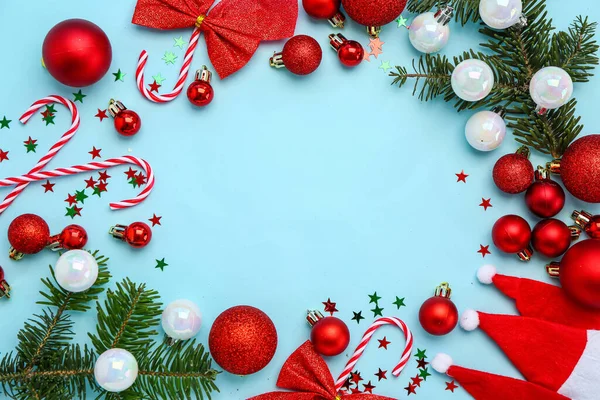 色の背景に美しいクリスマスの装飾やモミの枝で作られたフレーム — ストック写真