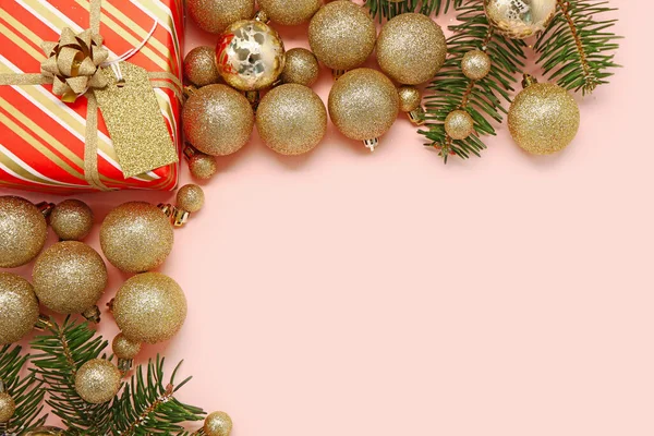 Composición Con Regalo Navidad Bolas Ramas Abeto Sobre Fondo Rosa —  Fotos de Stock
