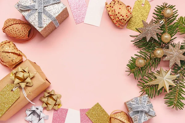 ピンクの背景にクリスマスプレゼント 装飾やモミの枝で作られたフレーム クローズアップ — ストック写真
