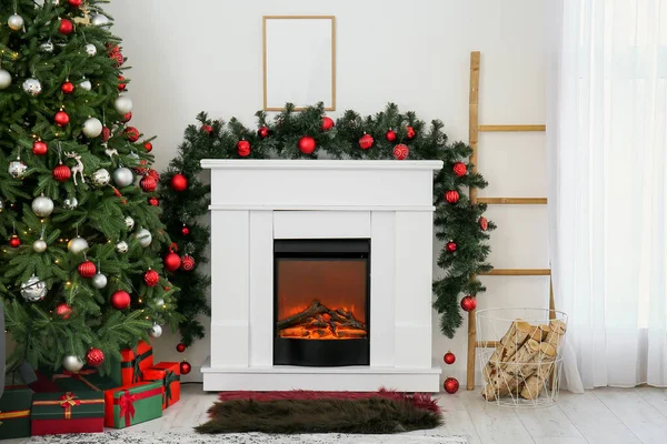 モミの枝とクリスマスツリーとリビングルームのインテリア — ストック写真